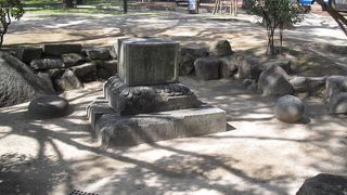 この墓石だけが今でも残り続けています