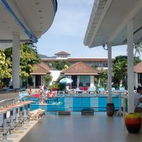 ビーチ側からプールを撮影、高級リゾート感いっぱい。