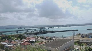 エメラルドグリーの海の中をまっすぐに伸びる橋