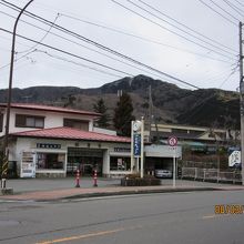 店の外観、金時山をバックに。  