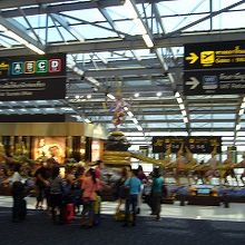 出国審査後に「乳海攪拌」の彫像があり、お祈りしている人も