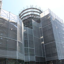 足場に囲われています。