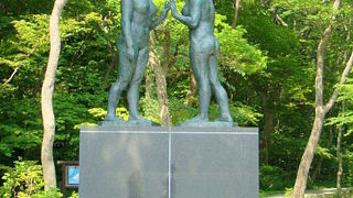 意外とひっそりと建つ