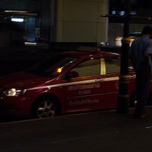 ショッピングモールの前で待機しているタクシーも多いです。