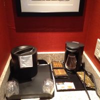 コーヒーメーカーの下に冷蔵庫があります