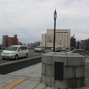 街並みとのコントラストがよい新潟市街地を結ぶ橋
