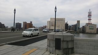 街並みとのコントラストがよい新潟市街地を結ぶ橋