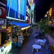 グリコの看板の足元で呑める店！