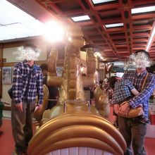 入口入ったところに金の鯱があります。