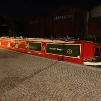 駅から運河沿いに歩き、橋下くぐった辺りで左に曲がります。