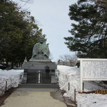 神社のすぐ横に立つ巨大な【鷹山公】の像 