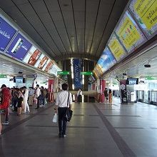 駅ホームは、幅広く作られています。