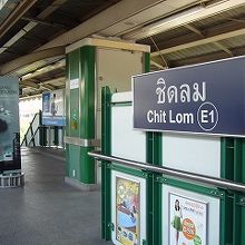 チットロム駅ホーム。駅は小さいです。