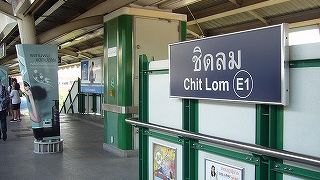 サイアム駅と高架の歩道で繋がっている