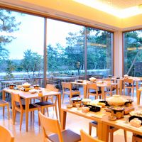 ガラス張りの明るい食事処です