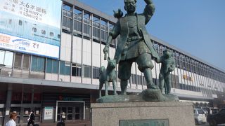 なぜか、猿は立ち上がっていますし、犬はオオカミっぽいですし、キジはリアリティーがありませんし、桃太郎自身は手をかざして遠くをながめています