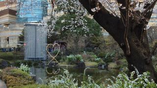 日本庭園の中に現代アートのハートの形のオブジェがありました。