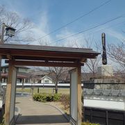 陣屋跡を整備した広場