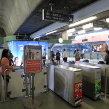 構内も観光客向けの施設・案内が少なく、落ち着いた雰囲気です