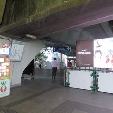 「チットロム」駅側の改札を出ると…