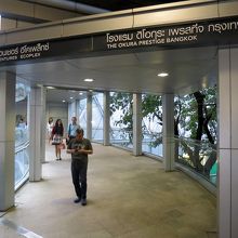 左手通路は「オークラ・プレステージ・バンコク」に連絡