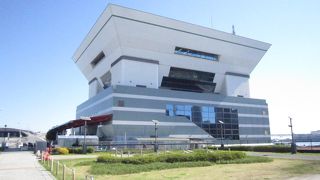 形がかわいい目立つビル