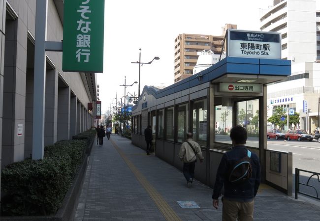 休日は運転試験場に行く人が大勢利用しています