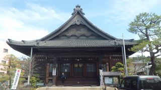 山門の前は民家です