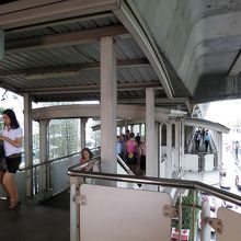 正面の通路に進むと…