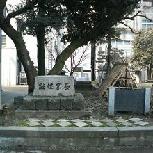 アオーレ長岡の一角に石碑があります。