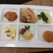 次はおかず　右下のサフランライスコロッケは初めて