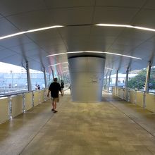 こちらも清楚な雰囲気の通路になっており…