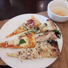 そろそろ炭水化物　玉ねぎスライスのサラダピザがオススメ