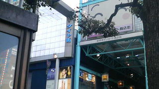 休日の夕方はラッシュ並みの混雑ぶり