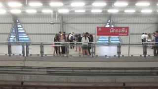 空港行きホームの混雑状況を確認した方が良い