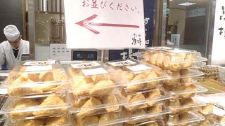 うず高く積み上げられたいなり寿司