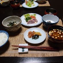 この日の朝食には郡上ハムがついた。