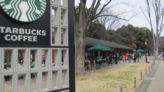上野公園内のスタバ