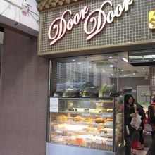 店名は英語ではDoor Doorです