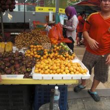 果物屋台もあります。