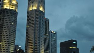 川沿いの高いビル