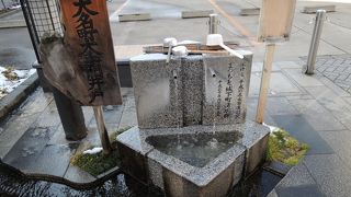 街中の駐車場脇にある湧水