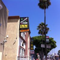 2階建てのこじんまりした建物。