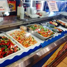 いろんな種類のお惣菜が売られています♪