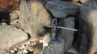 手押しポンプ式です