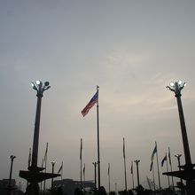 広場にはマレーシア各州の旗が並んでいました。