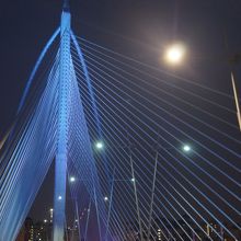 橋もライトアップされていました