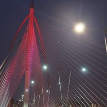 橋もライトアップされていました