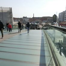 前方の広場がローマ広場です