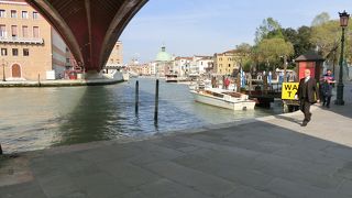 さすがこの橋は、重たいトランクを引いていけるようになっています。